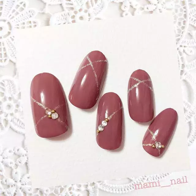 くすみピンク のネイルがかわいい 秋らしさ感じるネイルデザイン ローリエプレス くすみピンク のネイルがかわいい 秋らしさ感じるネイルデザイン ローリエプレス