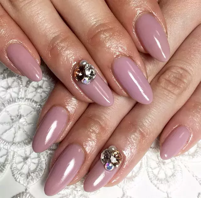 くすみピンク のネイルがかわいい 秋らしさ感じるネイルデザイン ローリエプレス くすみピンク のネイルがかわいい 秋らしさ感じるネイルデザイン ローリエプレス