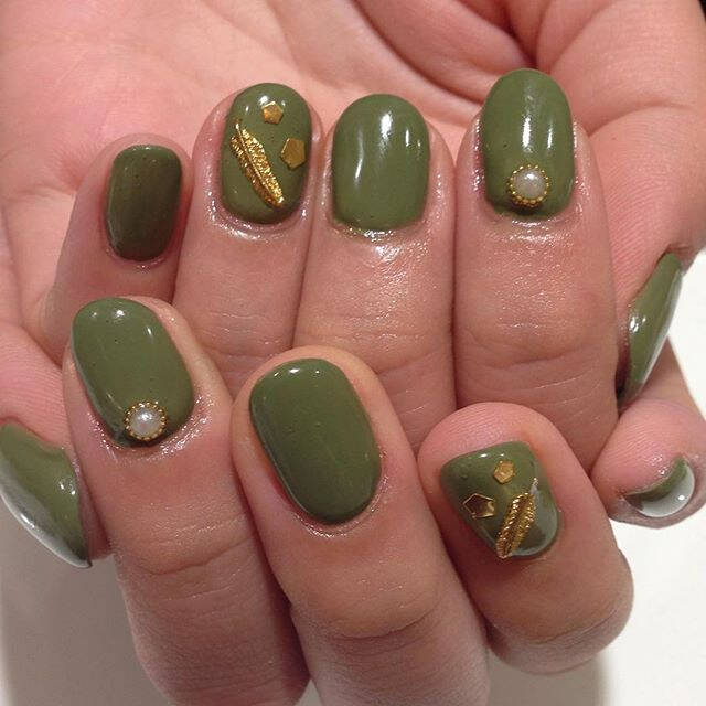 秋はカーキカラーネイルがおすすめ 落ち着いた印象にみせるネイルデザイン ローリエプレス 秋はカーキカラーネイルがおすすめ 落ち着いた印象にみせるネイルデザイン ローリエプレス