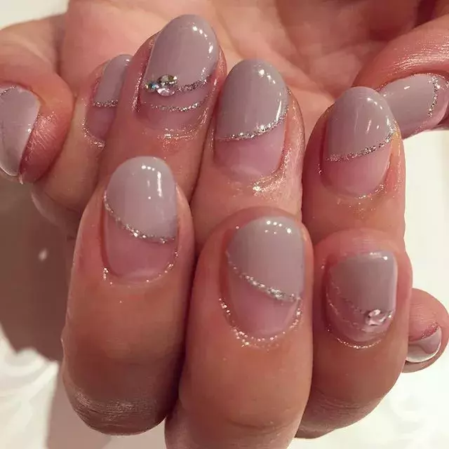 秋ネイルは グレージュ でしとやかに 上品なキレイめデザイン8選 ローリエプレス 秋ネイルは グレージュ でしとやかに 上品なキレイめデザイン8選 ローリエプレス