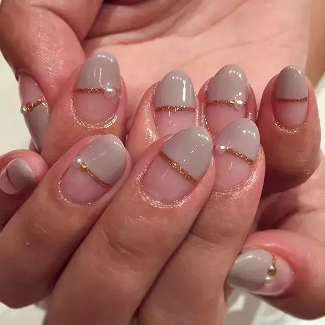 秋ネイルは グレージュ でしとやかに 上品なキレイめデザイン8選 ローリエプレス