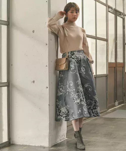 花柄スカート は秋も活躍 カジュアル フェミニンにも似合う万能スカート特集 ローリエプレス