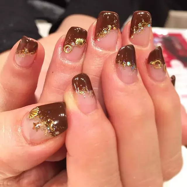 濃いめカラーが大人っぽい 秋色 ブラウン を使ったネイルデザイン ローリエプレス