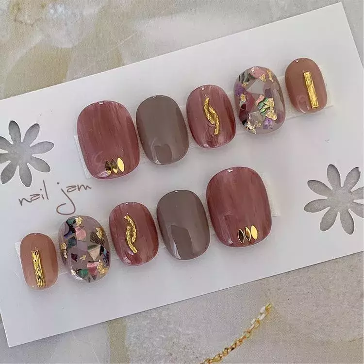 秋のネイルはこっくりピンクが気分 キレイめ女子のためのくすみカラーデザイン ローリエプレス