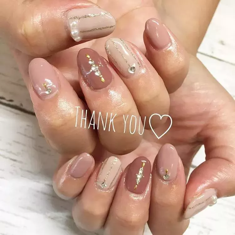 19秋ネイル 今 ストライプ柄 ネイルがキテるらしい 今っぽデザイン8選 ローリエプレス