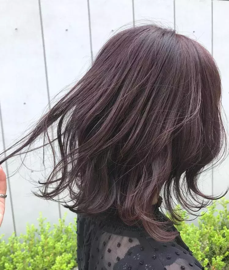 ピンクベースの暗髪カラーが秋っぽい オフィスにもokのヘアカラー特集 ローリエプレス