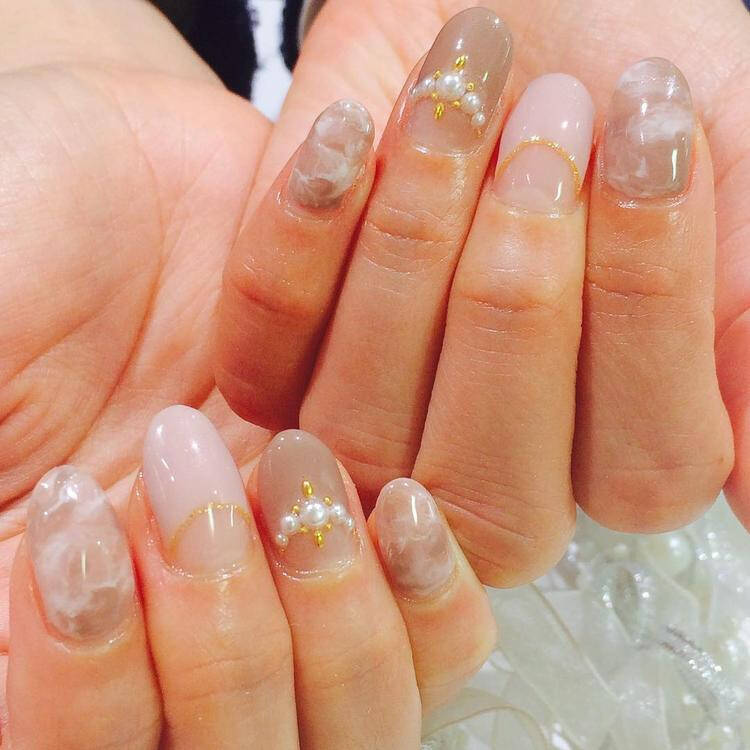 逆フレンチが大人っぽ可愛い オフィスやデートにも使える逆フレンチネイル8選 ローリエプレス