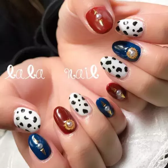 ダルメシアンネイルで格段にかわいく つい真似したくなっちゃうネイルデザイン7選 ローリエプレス ダルメシアンネイルで格段にかわいく つい真似したくなっちゃうネイルデザイン7選 ローリエプレス