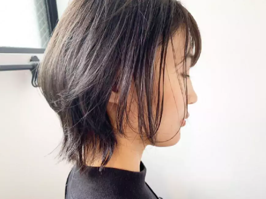 女性らしさをプラス クールなイメージのウルフヘアはマッシュで柔らかい印象に ローリエプレス