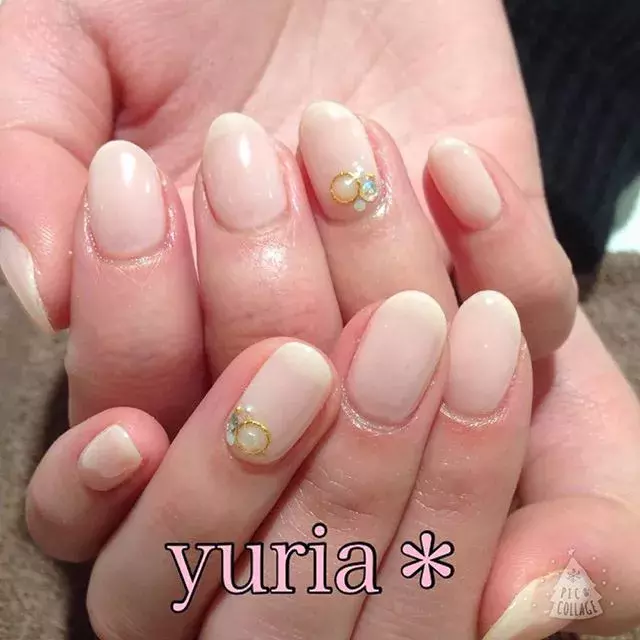 真っ白 で冬らしい指先 大人っぽく上品なホワイトネイル8選 ローリエプレス 真っ白 で冬らしい指先 大人っぽく上品なホワイトネイル8選 ローリエプレス