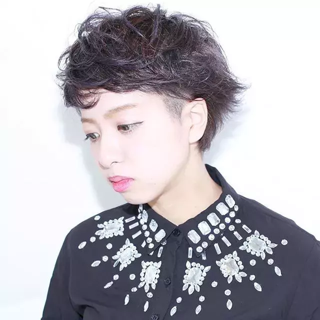 女の子も 刈り上げヘア でスタイリッシュに 大人っぽく演出するツーブロックのショートヘア特集 ローリエプレス