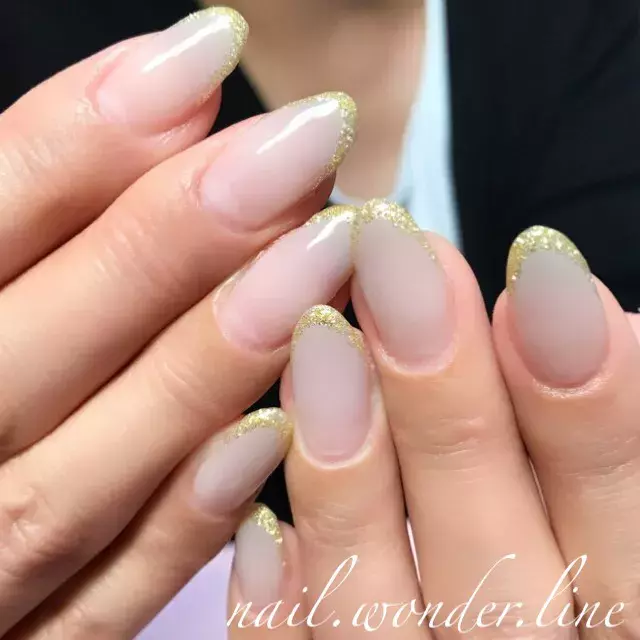 ゴールドカラー で華やか冬ネイル ホリデーシーズンにおすすめのデザイン8選 ローリエプレス
