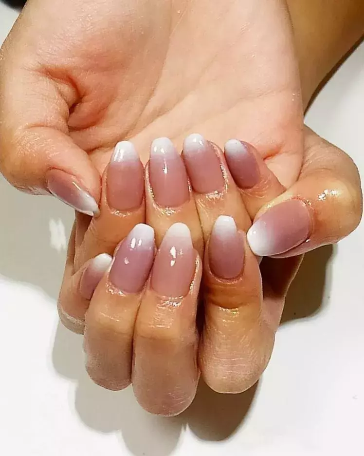 冬にぴったりのカラーで 大人っぽ可愛いグラデーションフレンチネイル7選 ローリエプレス 冬にぴったりのカラーで 大人っぽ可愛いグラデーションフレンチネイル7選 ローリエプレス