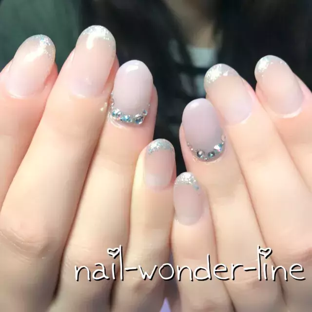 冬にぴったりのカラーで 大人っぽ可愛いグラデーションフレンチネイル7選 ローリエプレス