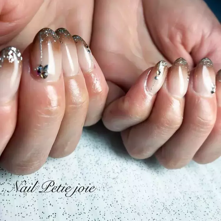 新年最初はキラキラのラメを指先に 冬にぴったりのネイルデザイン8選 ローリエプレス 新年最初はキラキラのラメを指先に 冬にぴったりのネイルデザイン8選 ローリエプレス