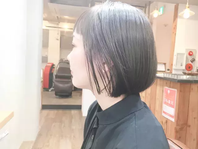 大人っぽヘアカラーは パープルアッシュ で叶える 落ち着いた色味で上品なショート ボブスタイル特集 ローリエプレス