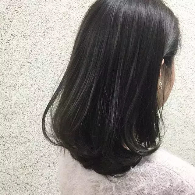 ダークカラーはツヤ感が必須 オフィスにもぴったりの暗髪スタイル7選 ローリエプレス