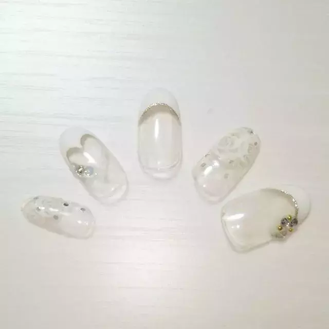 オフィスでも可愛さを指先に シンプルだけどおしゃ見えするハートフレンチネイル8選 ローリエプレス