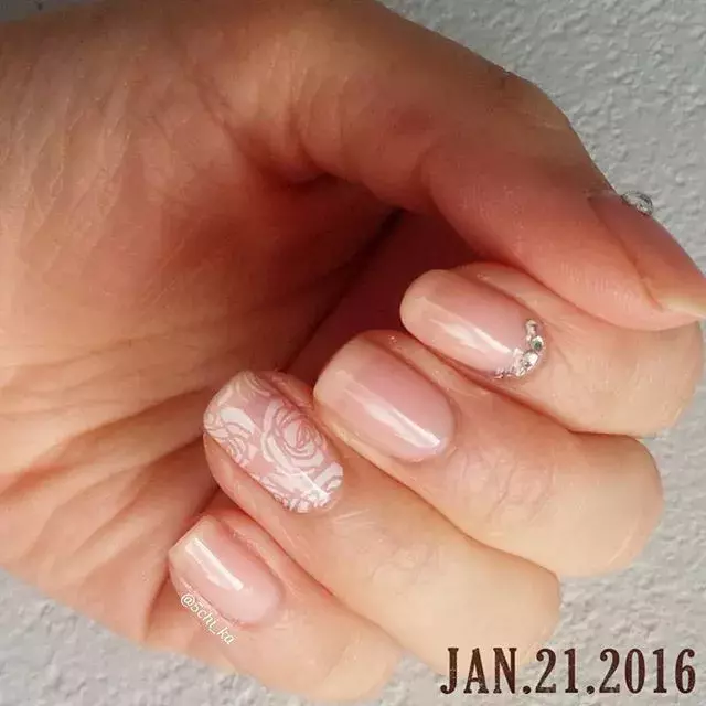 ラインストーンで大人っぽい指先に オフィスokの上品ネイルデザイン特集 ローリエプレス ラインストーンで大人っぽい指先に オフィスokの上品ネイルデザイン特集 ローリエプレス