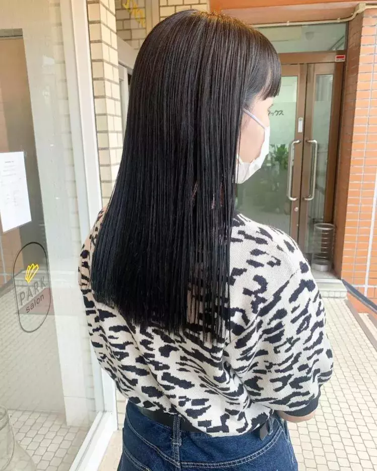 透明感が欲しいならこのカラー ブリーチなしのブルーブラックにしたくなるヘアスタイル特集 ローリエプレス