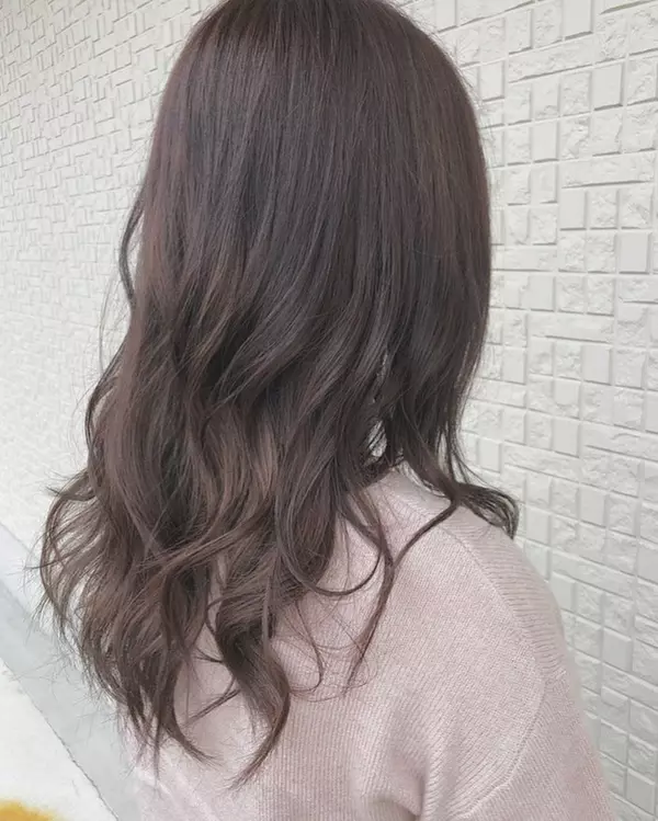 オフィスもokのピンク系カラー ほんのりピンクで軽やかなヘアスタイル