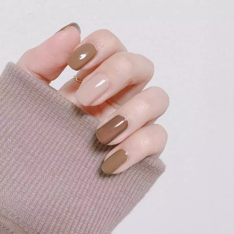 ベタ塗りネイルのポイントは 組み合わせ シンプルでもおしゃ見えするセルフネイル6選 ローリエプレス ベタ塗りネイルのポイントは 組み合わせ シンプルでもおしゃ見えするセルフネイル6選 ローリエプレス