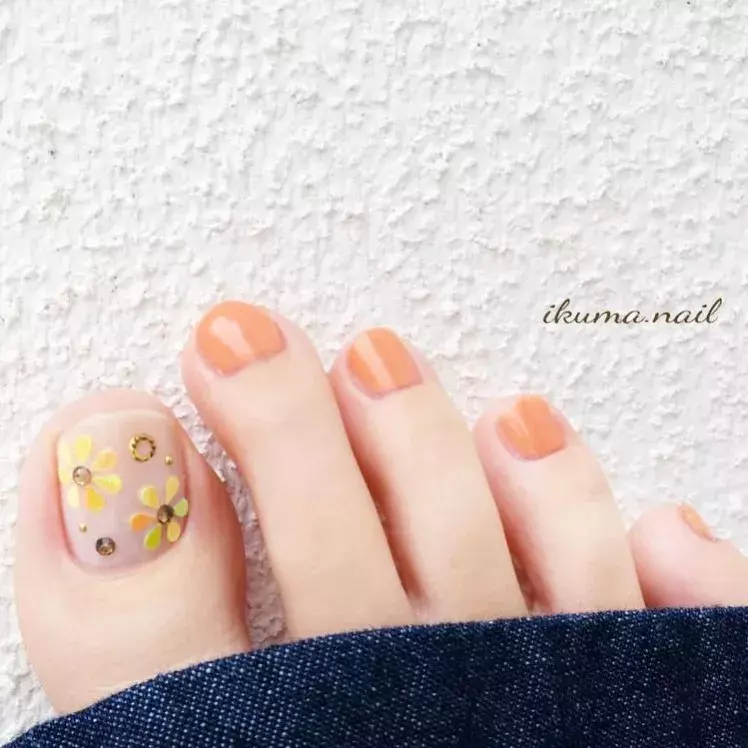 夏到来 おしゃれは足元から フットネイル でサンダルから見える指先も可愛くしよう ローリエプレス