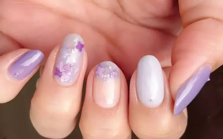 セルフでも簡単 透明感溢れる 紫陽花カラーネイル で指先を大人顔に ローリエプレス