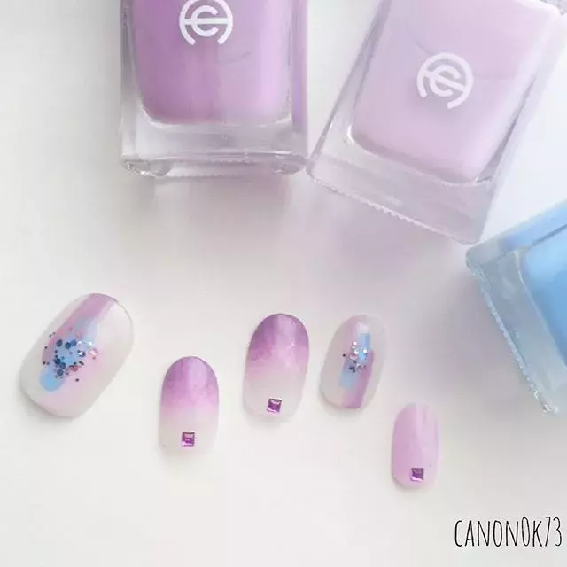 セルフでも簡単 透明感溢れる 紫陽花カラーネイル で指先を大人顔に ローリエプレス