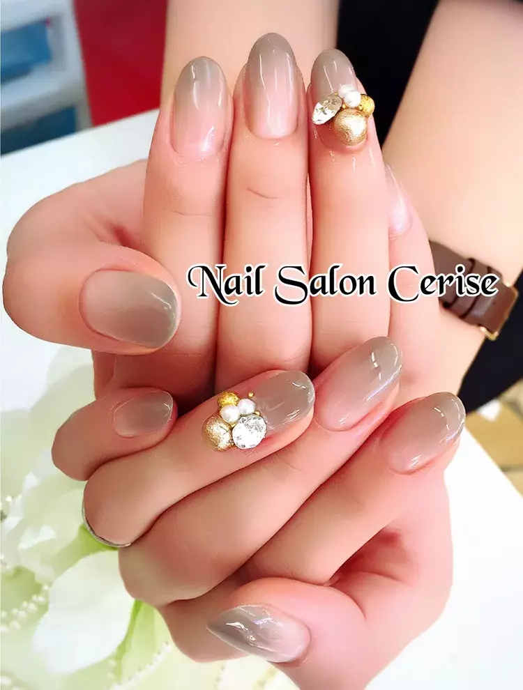 ナチュラルで上品なネイルなら 乳白色 オフィスにもぴったりのネイルデザイン10選 ローリエプレス ナチュラルで上品なネイルなら 乳白色 オフィスにもぴったりのネイルデザイン10選 ローリエプレス