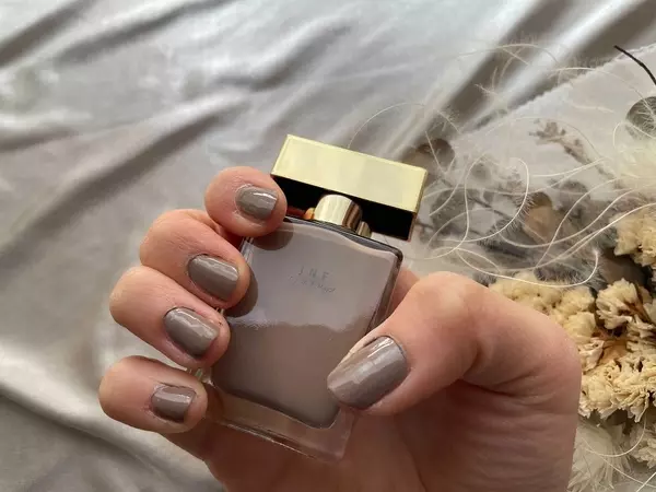 剥がせるネイルを試してみた 注目度上昇 台湾発の Jnf が届ける大人のくすみカラーネイル特集 ローリエプレス