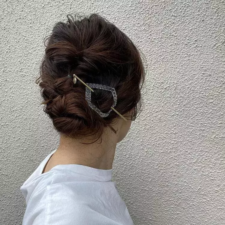 アップスタイルで涼し気に 簡単ヘアアレンジで暑い日も爽やかに過ごそう ローリエプレス