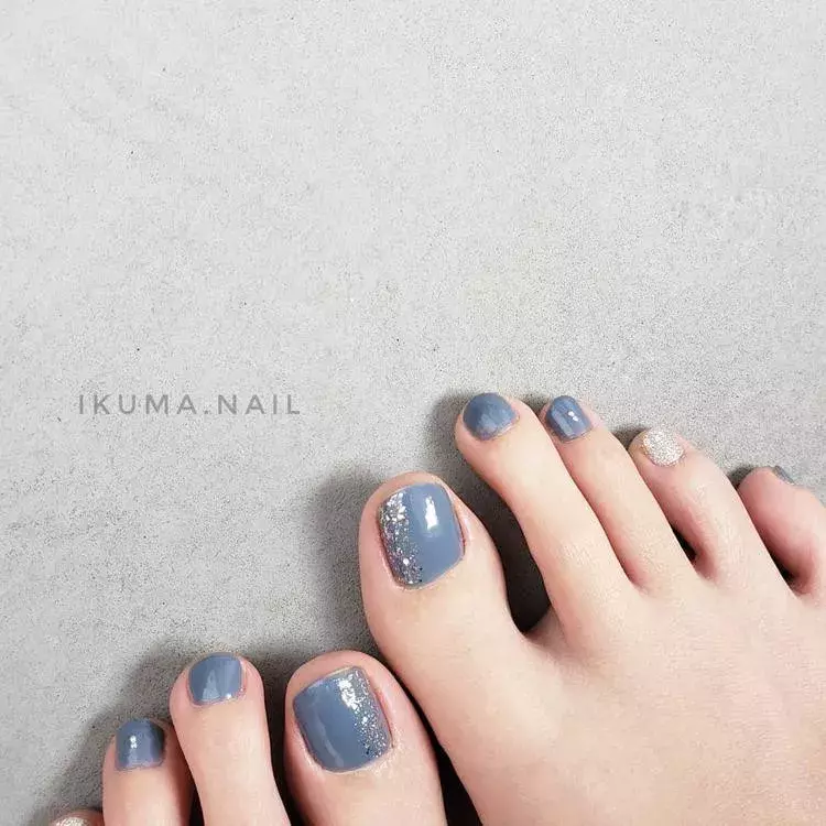 寒色系で足元を涼しく 不器用さんでもできる簡単で上品なフットネイル8選 ローリエプレス 寒色系で足元を涼しく 不器用さんでもできる簡単で上品なフットネイル8選 ローリエプレス