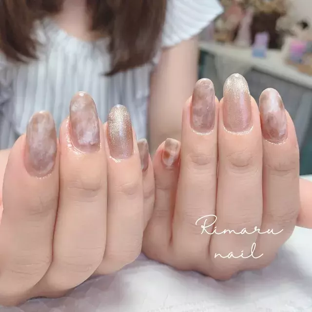 爪先から秋を先取り 重たく見えないブラウンカラーのネイル特集 ローリエプレス