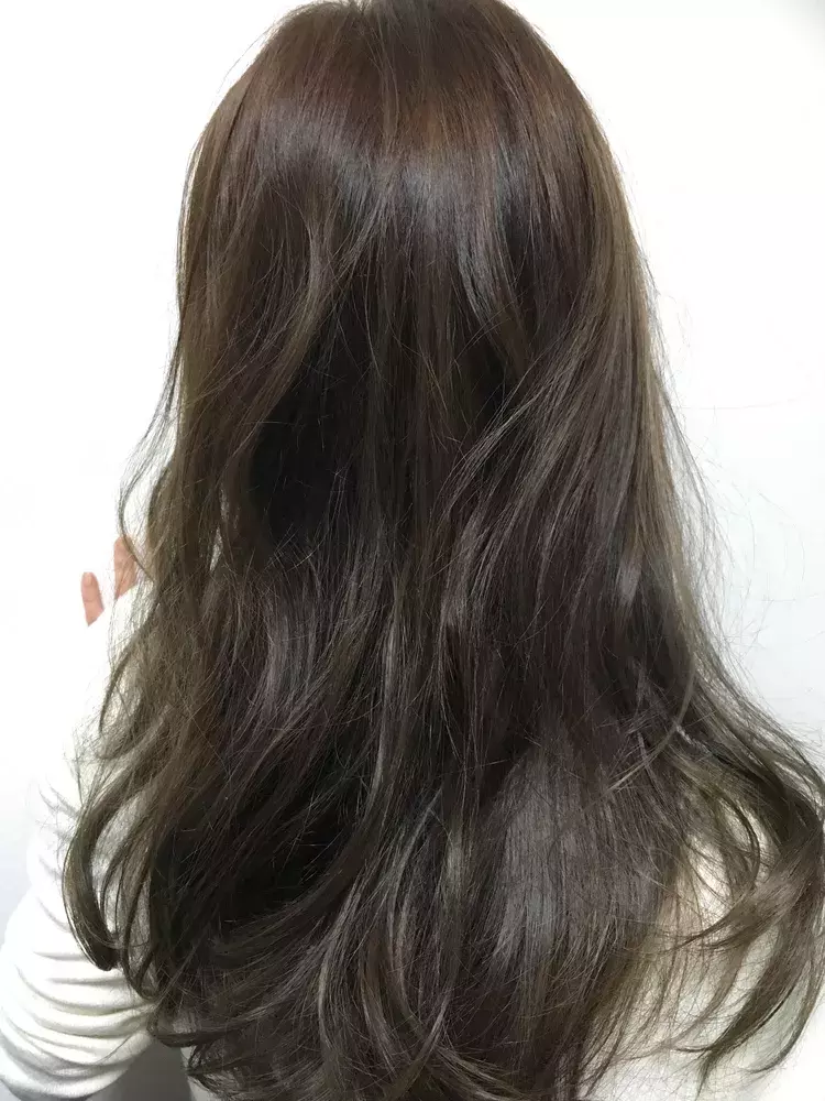 暗髪 ハイライトでおしゃれヘアが叶う 重たく見えない垢抜けヘア10選 ローリエプレス