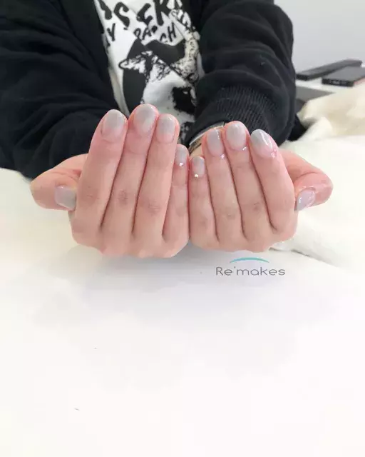 カジュアルネイルを冬仕様に くすみホワイト グレージュカラーのショートネイル5選 ローリエプレス