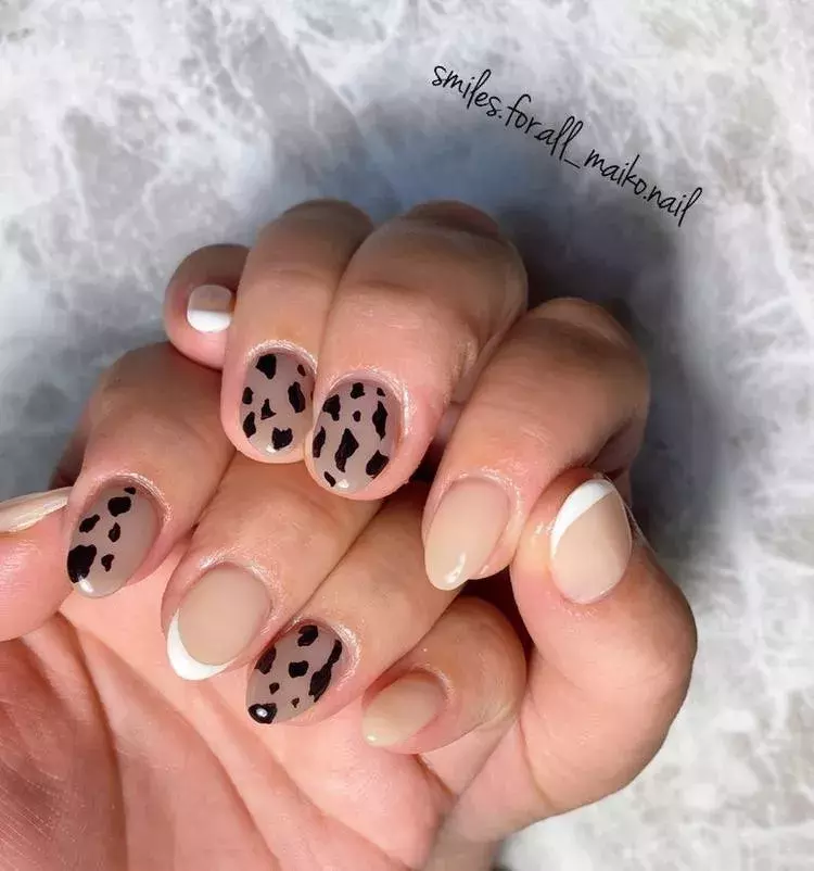 カジュアルネイルを冬仕様に くすみホワイト グレージュカラーのショートネイル5選 ローリエプレス