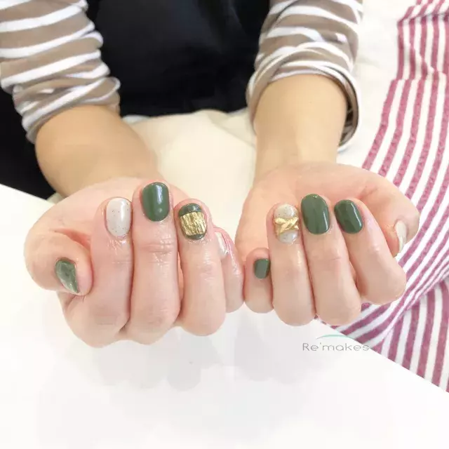 カジュアルネイルを冬仕様に くすみホワイト グレージュカラーのショートネイル5選 ローリエプレス