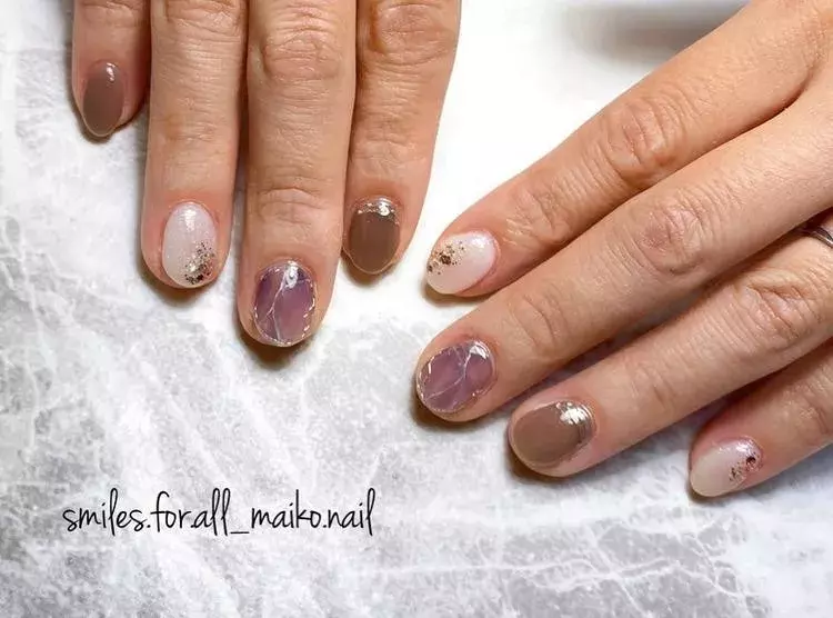 カジュアルネイルを冬仕様に くすみホワイト グレージュカラーのショートネイル5選 ローリエプレス