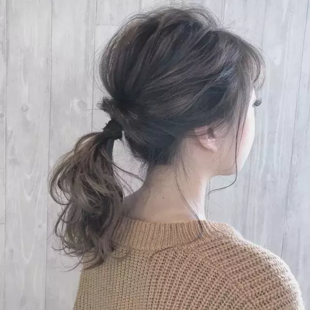 ストレートアイロンでウェーブヘアが作れる 巻き髪よりも簡単 なみなみウェーブ の作り方 ローリエプレス