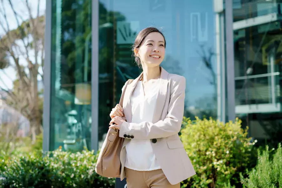 新社会人にも オフィスで使える簡単モテヘア特集 男性はやっぱりスーツの似合う女性が好きなんです ローリエプレス