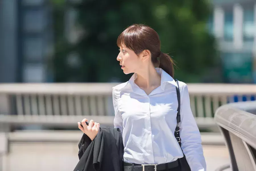 新社会人にも オフィスで使える簡単モテヘア特集 男性はやっぱりスーツの似合う女性が好きなんです ローリエプレス