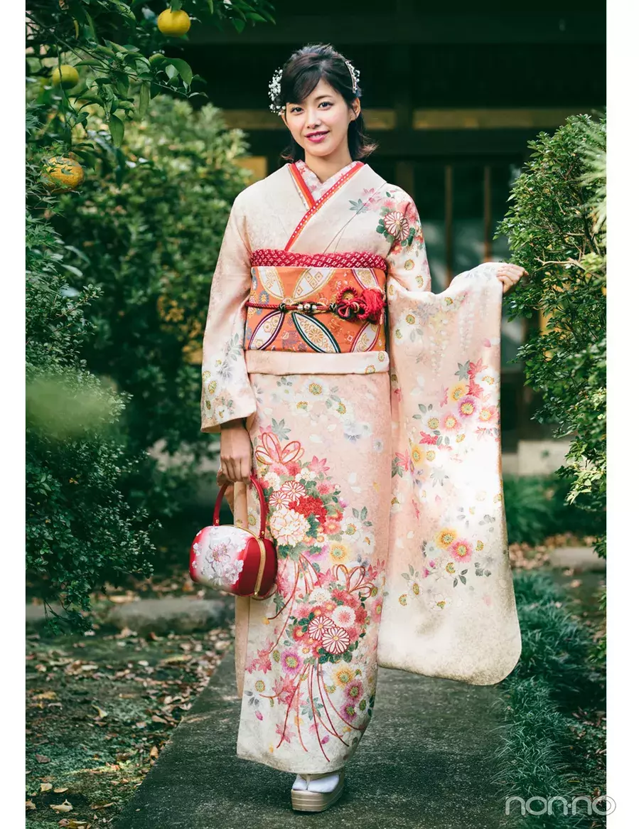 渡邉理佐の振袖コーデ ピンクは同系色合わせで上品 可愛らしく 成人式19 ローリエプレス 渡邉理佐の振袖コーデ ピンクは同系色合わせで上品 可愛らしく 成人式19 ローリエプレス
