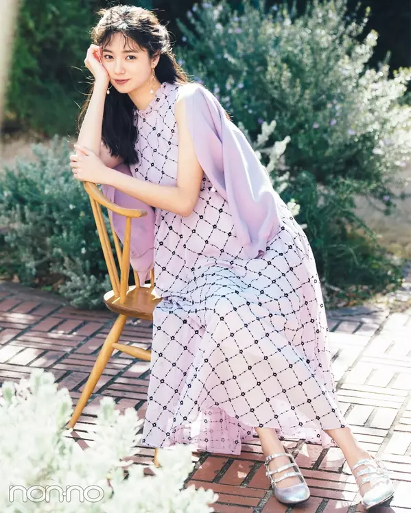新川優愛のラベンダー色ワンピース ティティ コーの新作花柄をチェック ローリエプレス