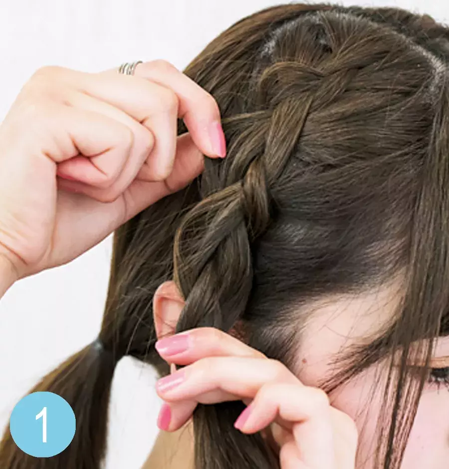 人気の玉ねぎヘアアレンジ ツインテールで可愛く ローリエプレス