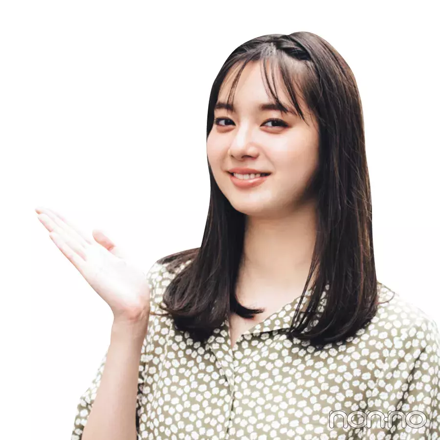 新川優愛のバッグの中身をチェック ミニ財布 リップからスマホまで ローリエプレス