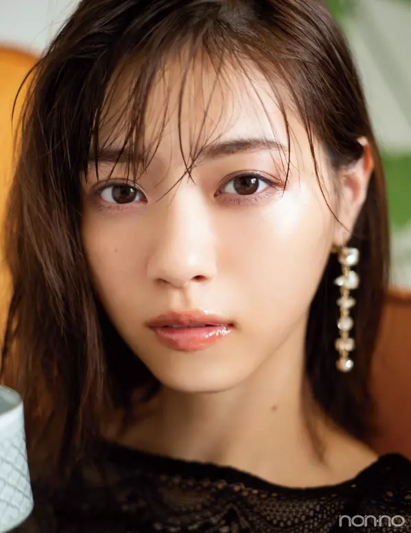 西野七瀬がちょっと暗めのカフェで肌盛りするなら オレンジリップ派の７つのコスメ着回しday5 ローリエプレス