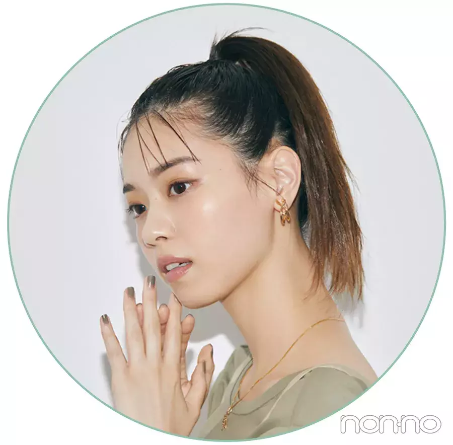 西野七瀬のトップス別盛れるヘアアレ 背中あきシンプルtシャツ ハイポニーでモードに ローリエプレス 西野七瀬のトップス別盛れるヘアアレ 背中あきシンプルtシャツ ハイポニーでモードに ローリエプレス