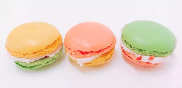 ファミマ新作 ディップにサンドに遊びゴコロ満載 3色のマカロンラスク ローリエプレス