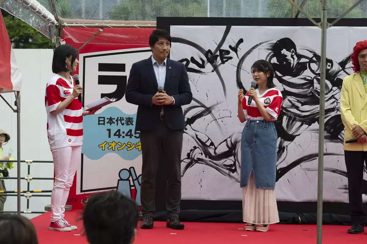 ラグビーパブリックビューイングイベントで川島海荷がかわいいラグ女ファッションを披露 ローリエプレス